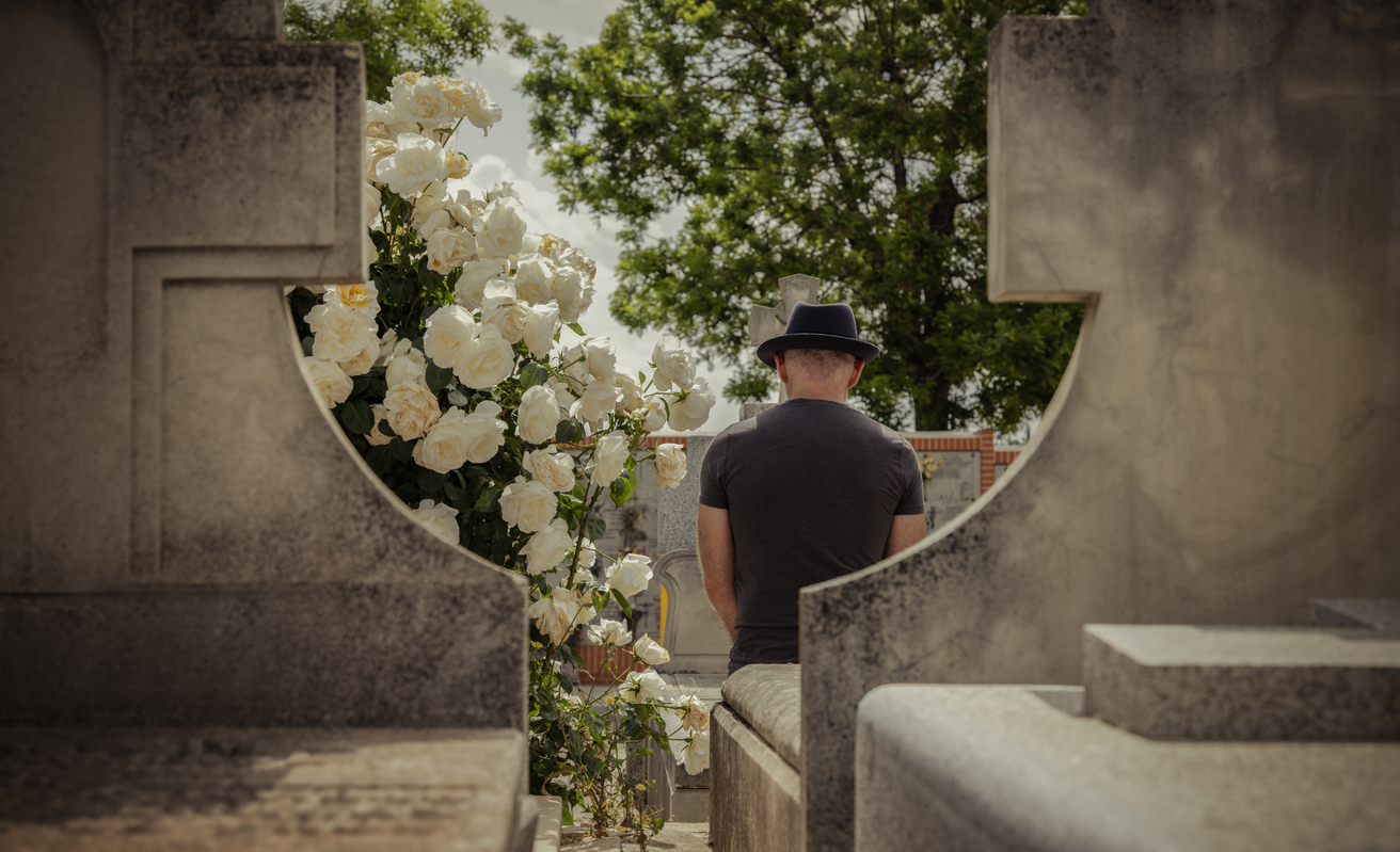 La famille de Dominique Bernard fleurit le cimetière de Berneville en signe de gratitude